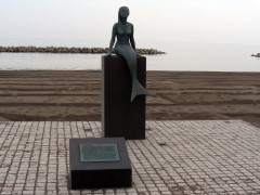 鵜の浜の人魚像 鵜の浜の人魚像