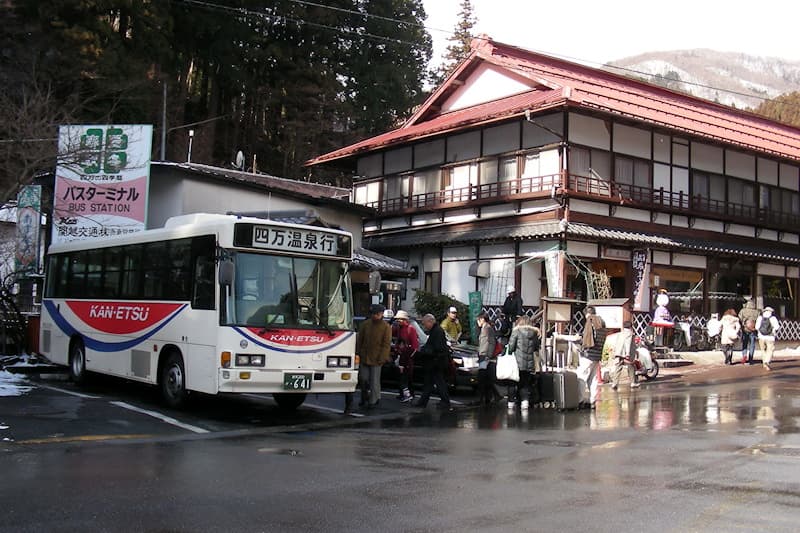 四万温泉 バスターミナル