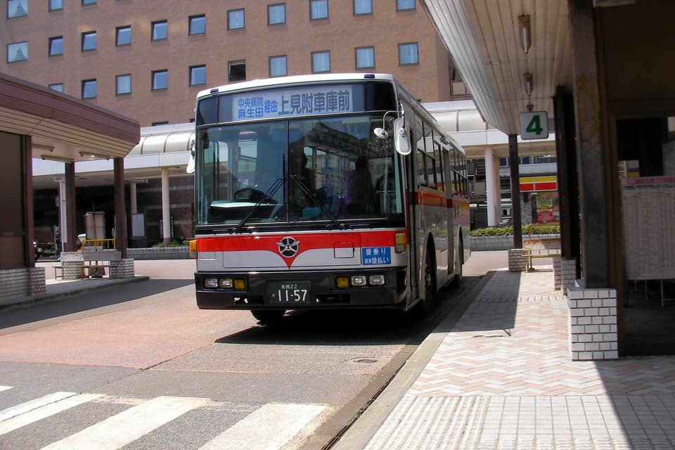上見附車庫前行